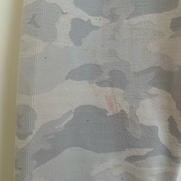 Gray Camo lululemon leggings Sz 6 - Picture 3 of 8